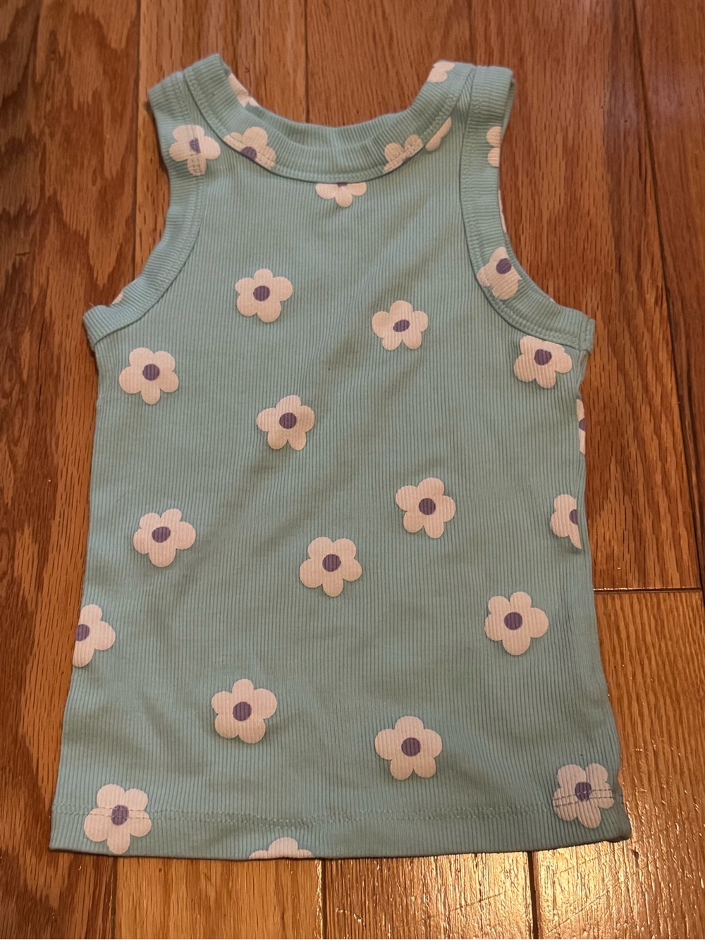 8 tank tops - Picture 3 of 9
